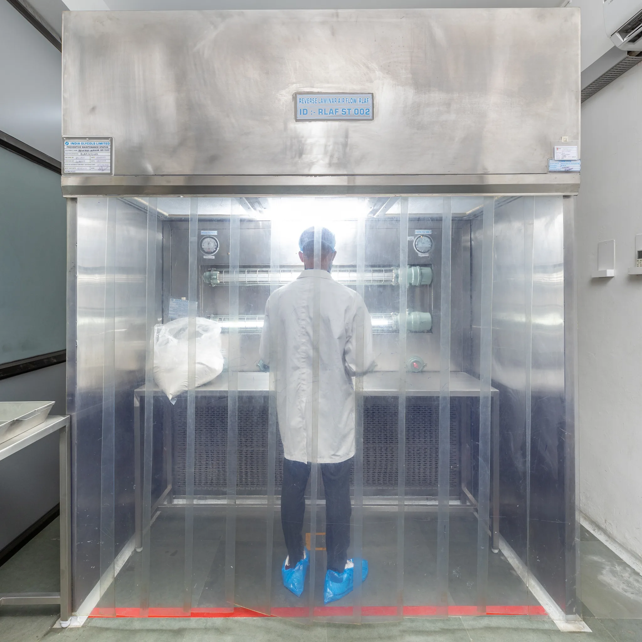 Air shower at the entrance to the controlled sampling area